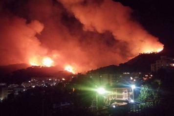 Da 24 ore Messina è accerchiata dalle fiamme