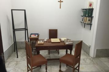 La scrivania con il crocifisso sulla parete