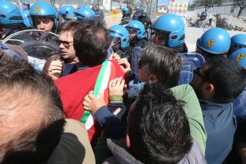 Cariche sugli anti-tap, agenti feritiGrillo furioso: «Emiliano dimettiti»