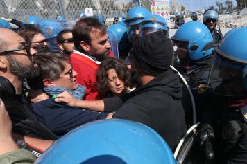Cariche sugli anti-tap, agenti feritiGrillo furioso: «Emiliano dimettiti»
