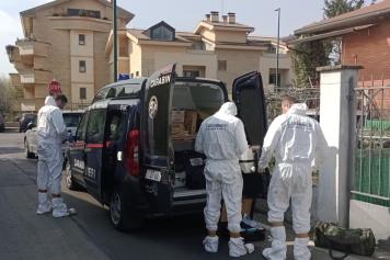 Il cadavere mummificato di una donna di 90 anni, è stato scoperto dai carabinieri sigillato in una cassapanca in un appartamento di Paderno Dugnano (Milano), durante un sopralluogo a seguito del decesso in casa della figlia, avvenuto tre giorni fa, 23 marzo 2023. A quanto emerso la donna, 64 anni, lo avrebbe conservato per continuare a riscuotere la sua pensione.  ANSA/CARABINIERI +++ ANSA PROVIDES ACCESS TO THIS HANDOUT PHOTO TO BE USED SOLELY TO ILLUSTRATE NEWS REPORTING OR COMMENTARY ON THE FACTS OR EVENTS DEPICTED IN THIS IMAGE; NO ARCHIVING; NO LICENSING +++ NPK +++