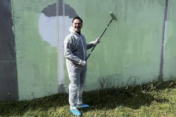 Milano, il muro del Portello «torna a respirare» grazie ai volontari di We Are Urban
