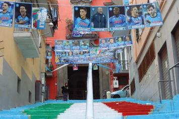 Napoli, ecco i quartieri e i monumenti imbrattati di azzurro: ora chi risarcisce?