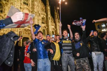 Festeggiamenti dei tifosi interisti in piazza Duomo dopo la semifinale di Champions vinta  contro il Milan, Milano 16 Maggio 2023
ANSA/MATTEO CORNER