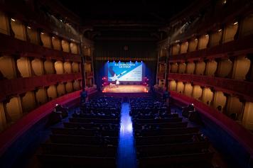 Bergamo, giochi di luce al Teatro Sociale 