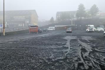 Etna, la cenere vulcanica ricopre il piazzale del Rifugio Sapienza a Nicolosi