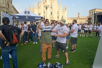I Seamen in piazza Duomo lanciano la stagione del football americano al Vigorelli