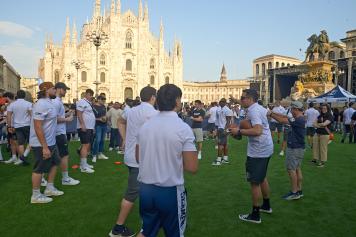 I Seamen in piazza Duomo lanciano la stagione del football americano al Vigorelli
