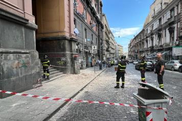 Napoli, il crollo alla Galleria Principe: zona evacuata
