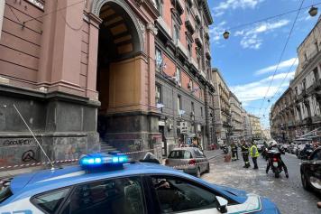 Napoli, il crollo alla Galleria Principe: zona evacuata