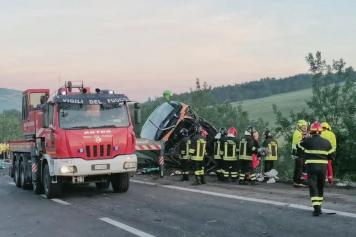 Il soccorso del vigili del fuoco sull'autostrada A16 Napoli-Canosa, in direzione Napoli dove un bus con a bordo 38 passeggeri è caduto in una scarpata. Napoli 4 giugno 2023 ANSA/MARIO D'ARGENIO