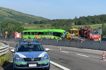 Il bus con 38 passeggeri a bordo finito nella scarpata sull'autostrada A16 Napoli-Canosa, in direzione Napoli, all'altezza del comune di Vallesaccarda. Avellino 4 giugno 2023 ANSA/MARIO D'ARGENIO