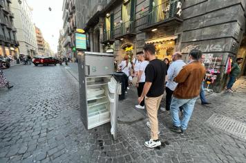 Napoli, il mistero del frigorifero abbandonato a via Toledo