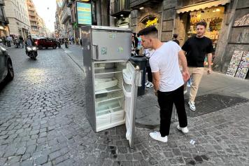 Napoli, il mistero del frigorifero abbandonato a via Toledo