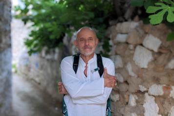 Giuseppe Cederna oste in Grecia come il suo personaggio in «Mediterraneo»