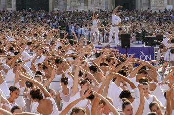 Italian renowned dancer Roberto Bolle flanked by La Scala theatre first dancer Nicoletta Manni direct the 'white dance' during the event 'One Dance' in front of the Duomo gothic cathedral, in Milan, Italy, Sunday, Sept. 10, 2023. (AP Photo/Luca Bruno)