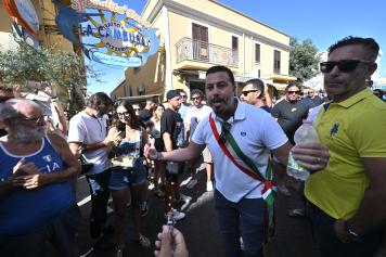 Migranti a Lampedusa, scoppia la protesta degli isolani;: «Siamo stanchi»