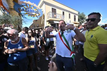 Migranti a Lampedusa, scoppia la protesta degli isolani;: «Siamo stanchi»