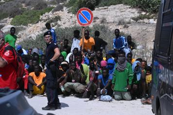 Lampedusa, tensione tra i migranti all'hotspot