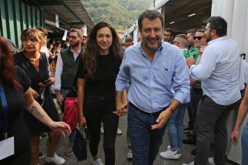 Matteo Salvini a Pontida, cori e baci con la fidanzata Francesca Verdini