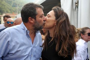Matteo Salvini a Pontida, cori e baci con la fidanzata Francesca Verdini