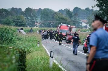 Torino, aereo delle Frecce Tricolori precipita a Caselle e va in fiamme: morta bambina di 5 anni. Il pilota: «Ho un problema al motore»