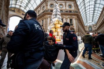 Milano, Blitz Di Ultima Generazione In Galleria: Gli Attivisti ...