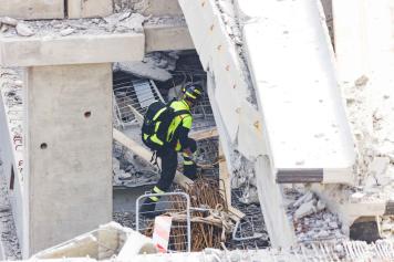 Firenze, crollo nel cantiere: le immagini