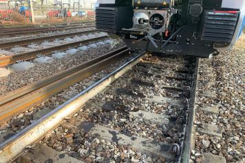 Treviglio, il treno per Milano investe un carrello sui binari