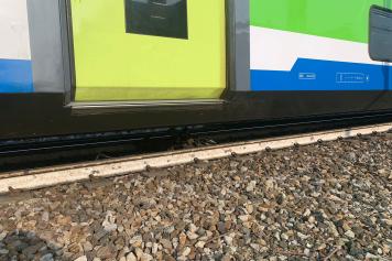 Treviglio, il treno per Milano investe un carrello sui binari