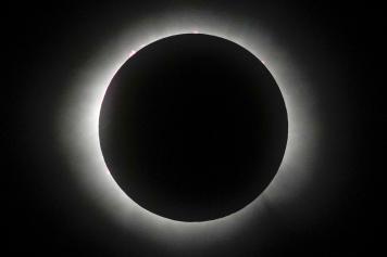 Eclissi solare totale dell'8 aprile, le foto più belle in diretta