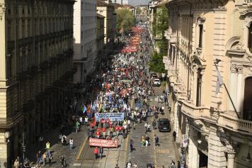Torino, la città in corteo insieme agli operai: «Salviamo Mirafiori»