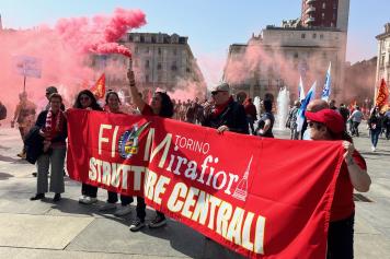 Torino, la città in corteo insieme agli operai: «Salviamo Mirafiori»