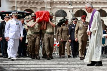 I funerali di Claudio Graziano a Roma: per l'ultimo saluto al generale, omaggio dell'Esercito schierato davanti alla basilica