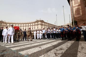 Le immagini dei funerali di Claudio Graziano a Roma. La Russa e Crosetto, Belloni e Alfano: chi c'è