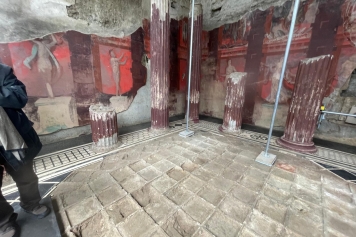 Il grande affresco dionisiaco di Pompei con baccanti e satiri