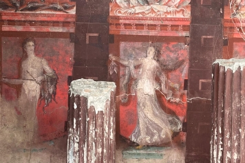 Il grande affresco dionisiaco di Pompei con baccanti e satiri