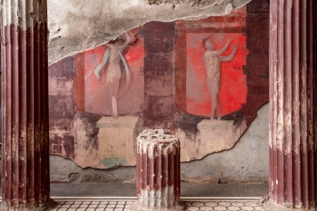 Il grande affresco dionisiaco di Pompei con baccanti e satiri