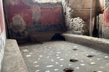 Il grande affresco dionisiaco di Pompei con baccanti e satiri