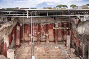 Il grande affresco dionisiaco di Pompei con baccanti e satiri