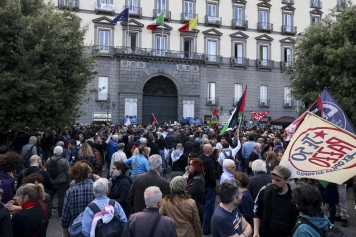 «Not in my name», dopo Taverna Santa Chiara la piazza chiede le dimissioni del sindaco di Napoli