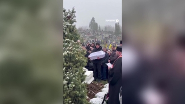 padre che culla la bara a Ternopil
