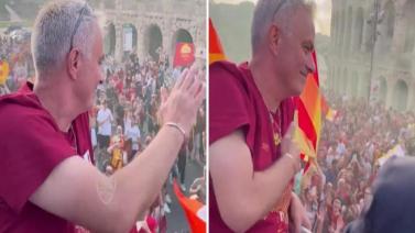 Festa Roma, Mourinho saluta la folla di tifosi al Colosseo Le immagini dal bus della squadra giallorossa durante la festa per la vittoria della Conference League - Corriere Tv