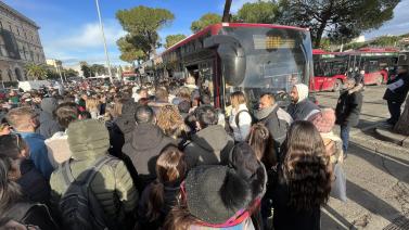 Centinaia di persone a termini per prendere i mezzi sostitutivi della metro a. Per regolare la situazione sono intervenuti i carabinieri