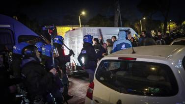 tafferugli tra anarchici e polizia in via prenestina durante il corteo per alfredo cospito
