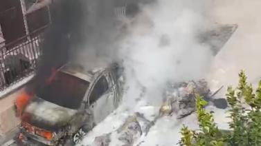 macchina in fiamme dopo scontro aerei