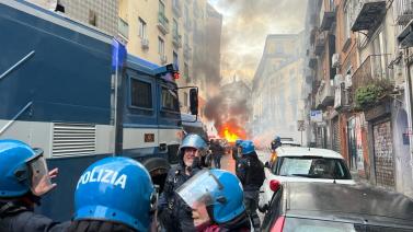 Napoli, gli ultrà dell'Eintracht spaccano tutto e respingono la polizia