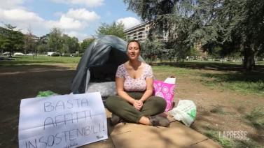 Milano, caro affitti: Ilaria, studentessa, dorme in tenda davanti
