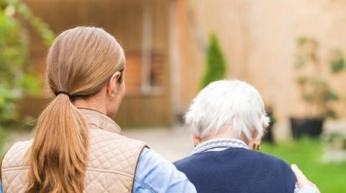 A Milano sono 78.000 i non autosufficienti, per il 70% donne. L’aiuto al caregiving è quasi inesistente: chi assiste ha bisogno di sostegno sociale ed economico  