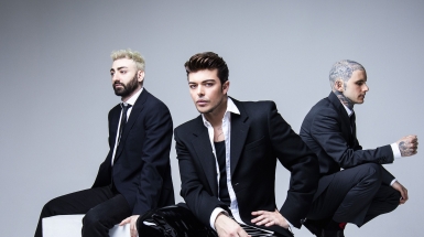 Capodannoi The Kolors si esibiscono a Bari ma dopo un'ora sono già sul palco a Palermo: online il «mistero» diventa virale